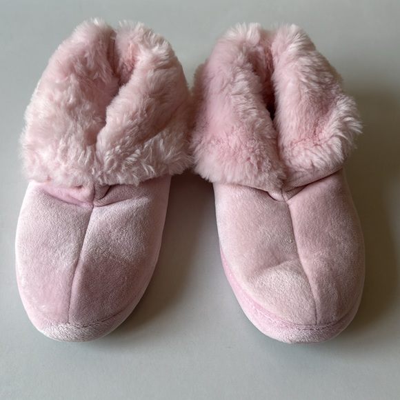 Dearfoams Company faux fur pink booties/slippers - Picture 2 of 5